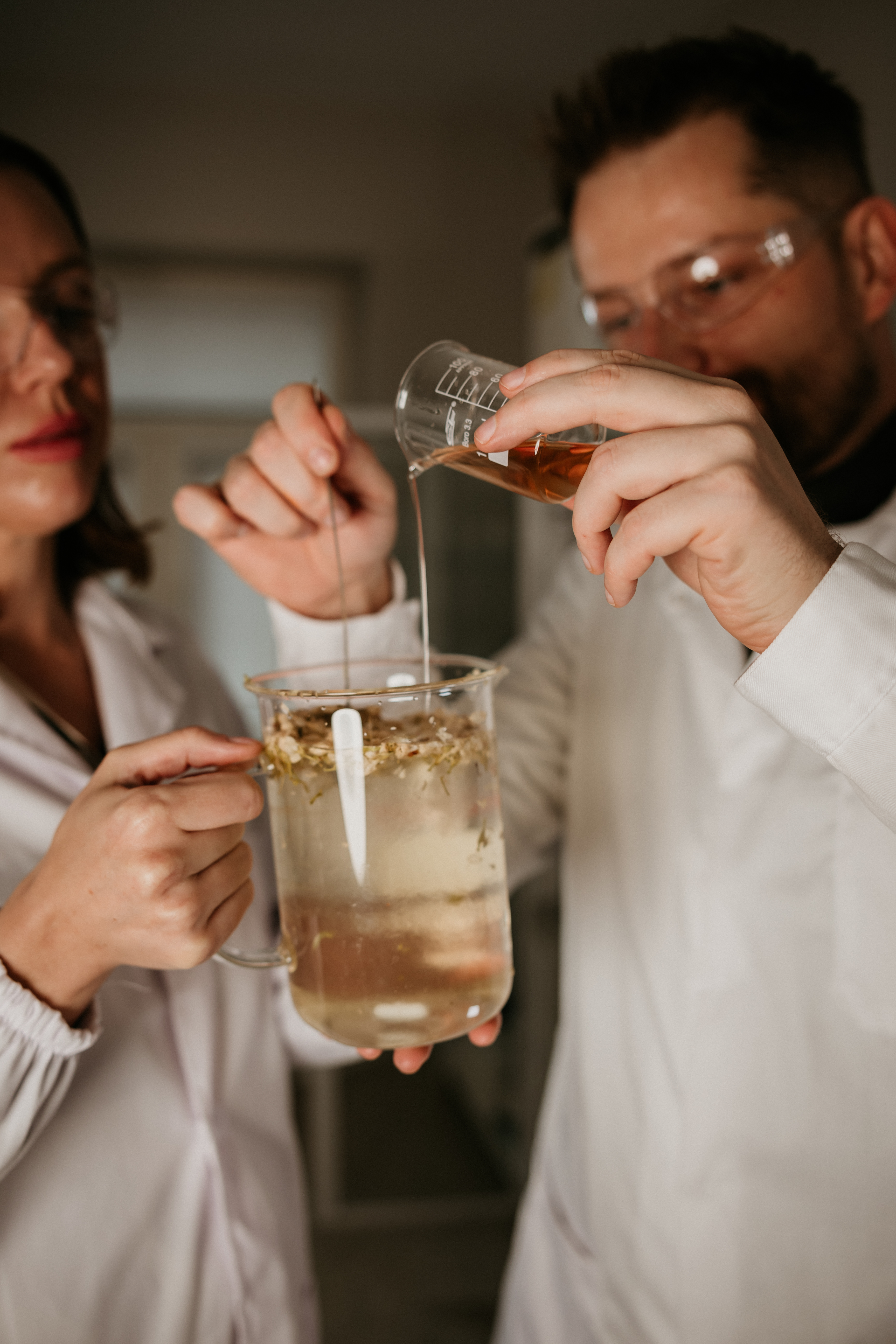 Praca nad formulacją kosmetyczną w laboratorium Annevien